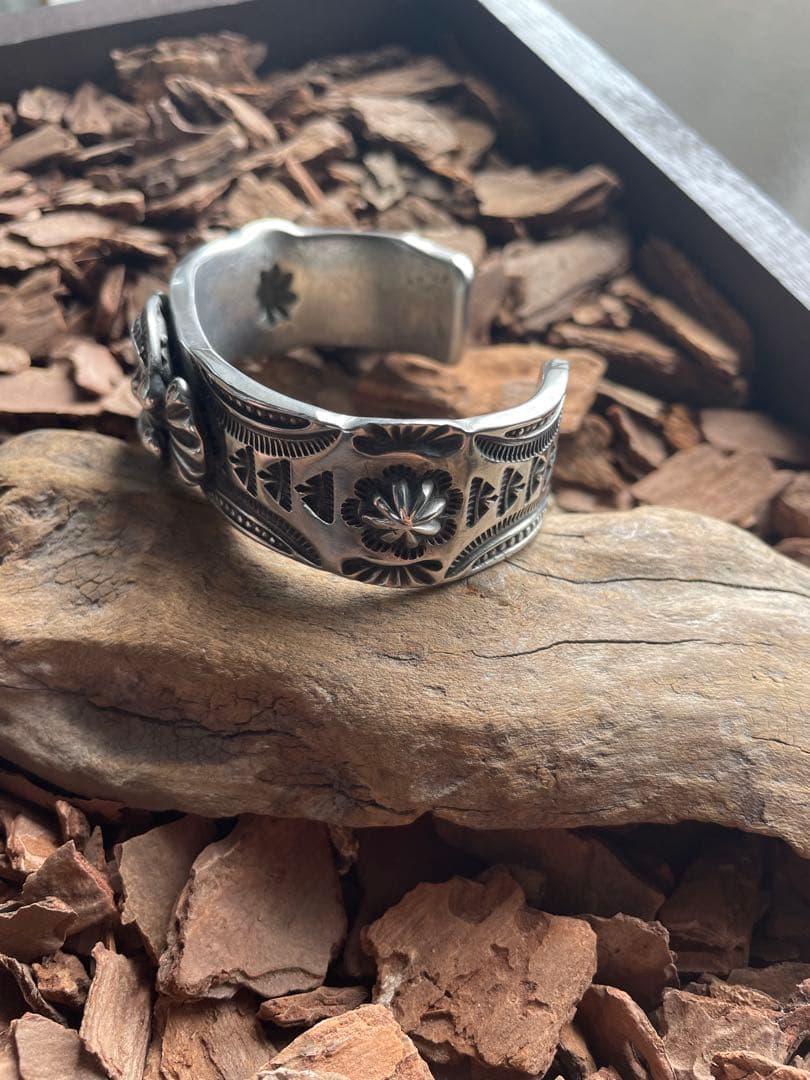 ヤ*ン様 新作バングル　デルバート好きな方　腕周り18cm