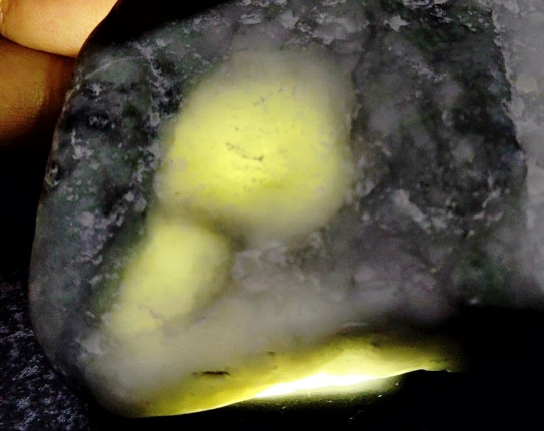 ★翡翠原石★糸魚川硬玉【小滝・川ズレ・ミロナイト翡翠352ｇ】