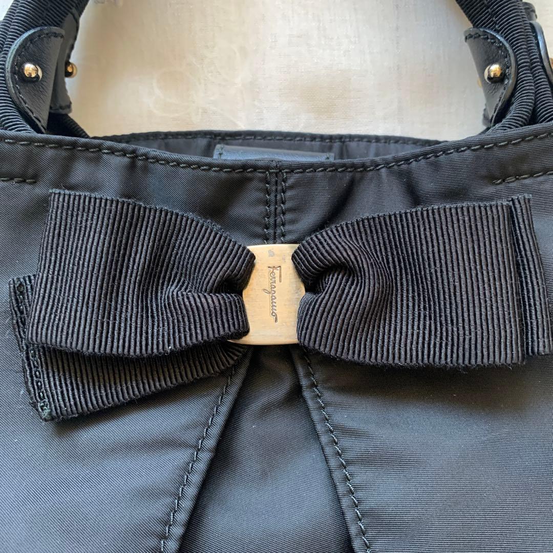 フェラガモ　リボン付きブラックナイロンバッグ