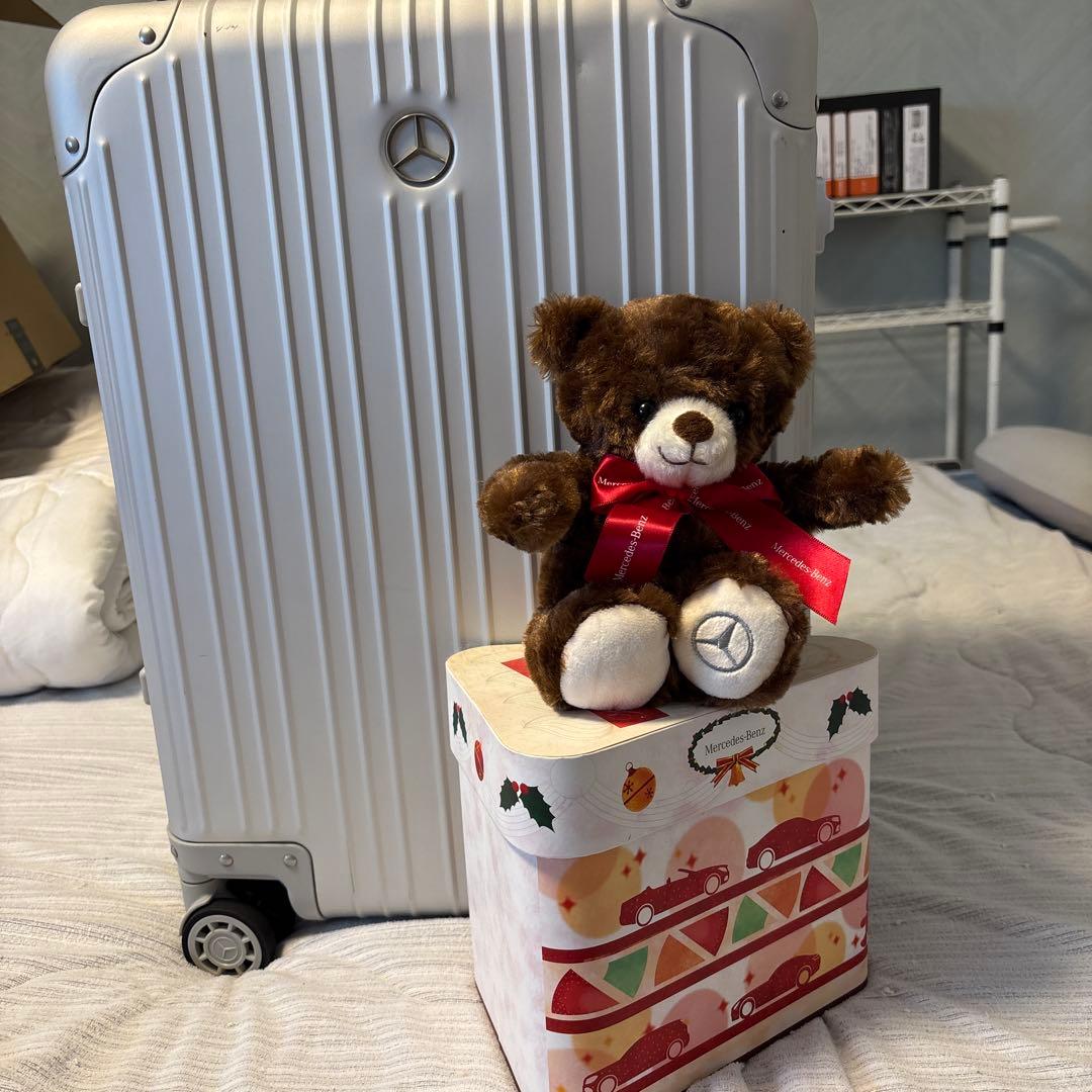 Mercedes シルバー キャリーケースと非売品のベアーのぬいぐるみ付き