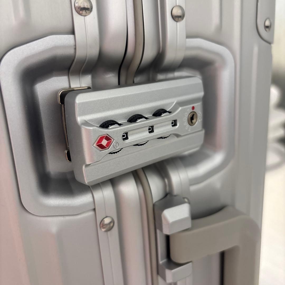 Mercedes シルバー キャリーケースと非売品のベアーのぬいぐるみ付き