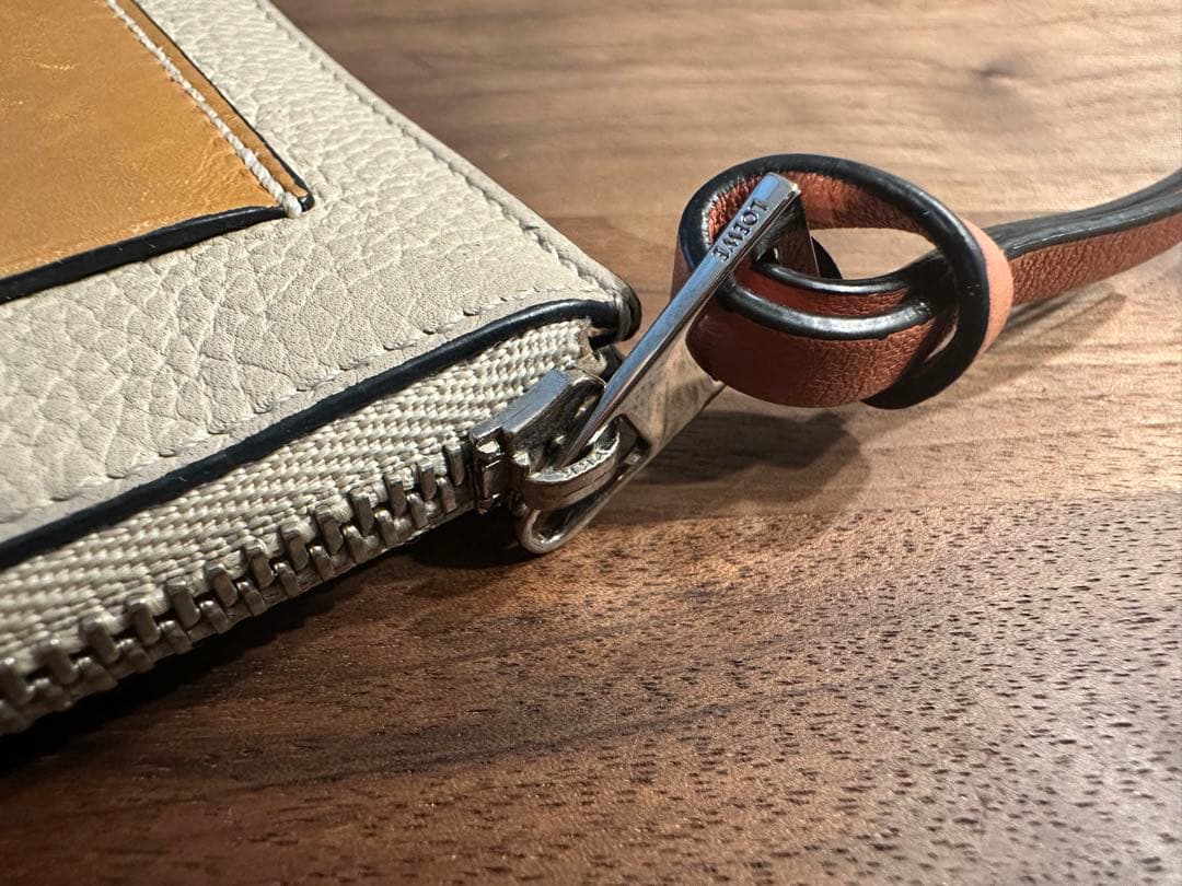 LOEWE ベージュ レザー ケース