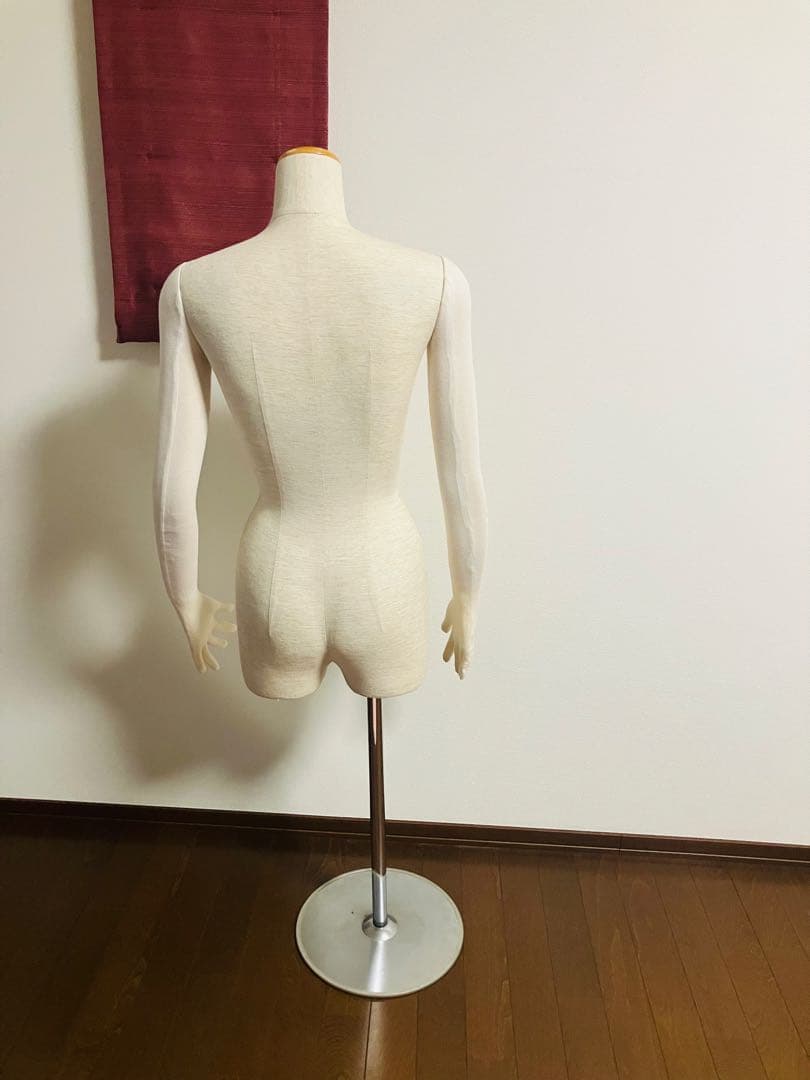 トルソー（バスト81サイズ）　腕と手指が動くマネキン