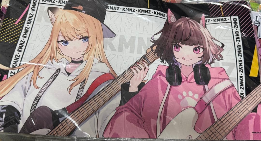 KMNZ 描き下ろしイラスト ギター演奏 ver. プレイマット タワレココラボ