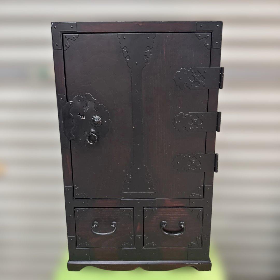 伝統的な黒い木製箪笥　アンティーク