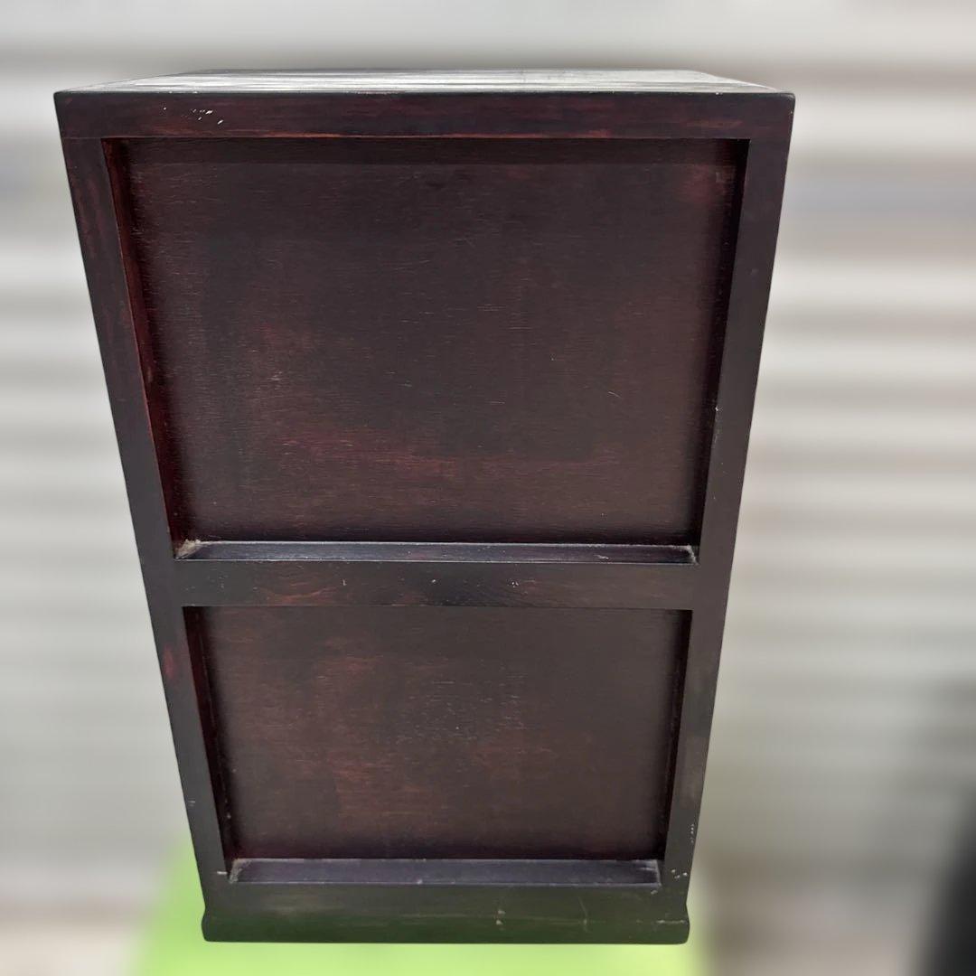 伝統的な黒い木製箪笥　アンティーク