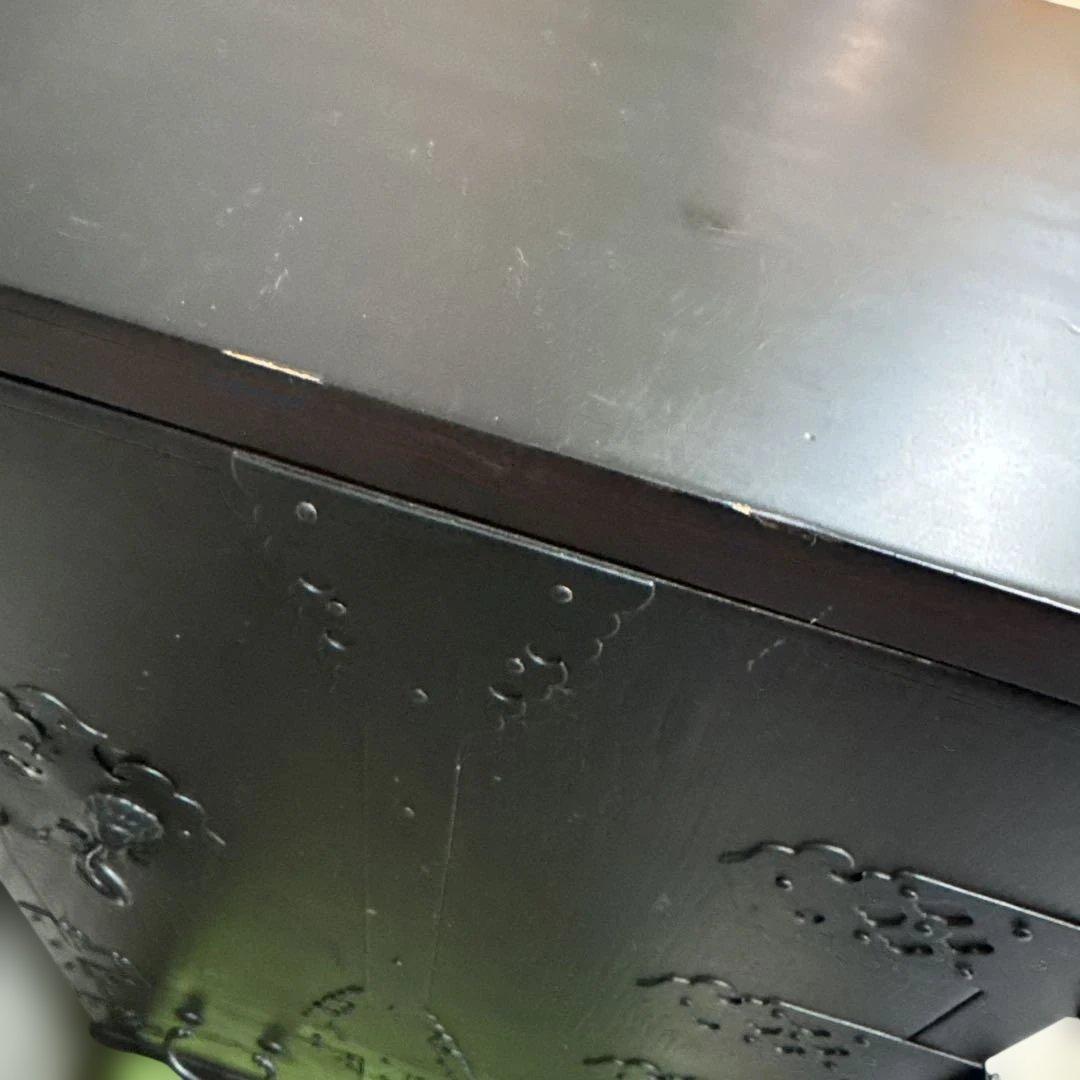 伝統的な黒い木製箪笥　アンティーク