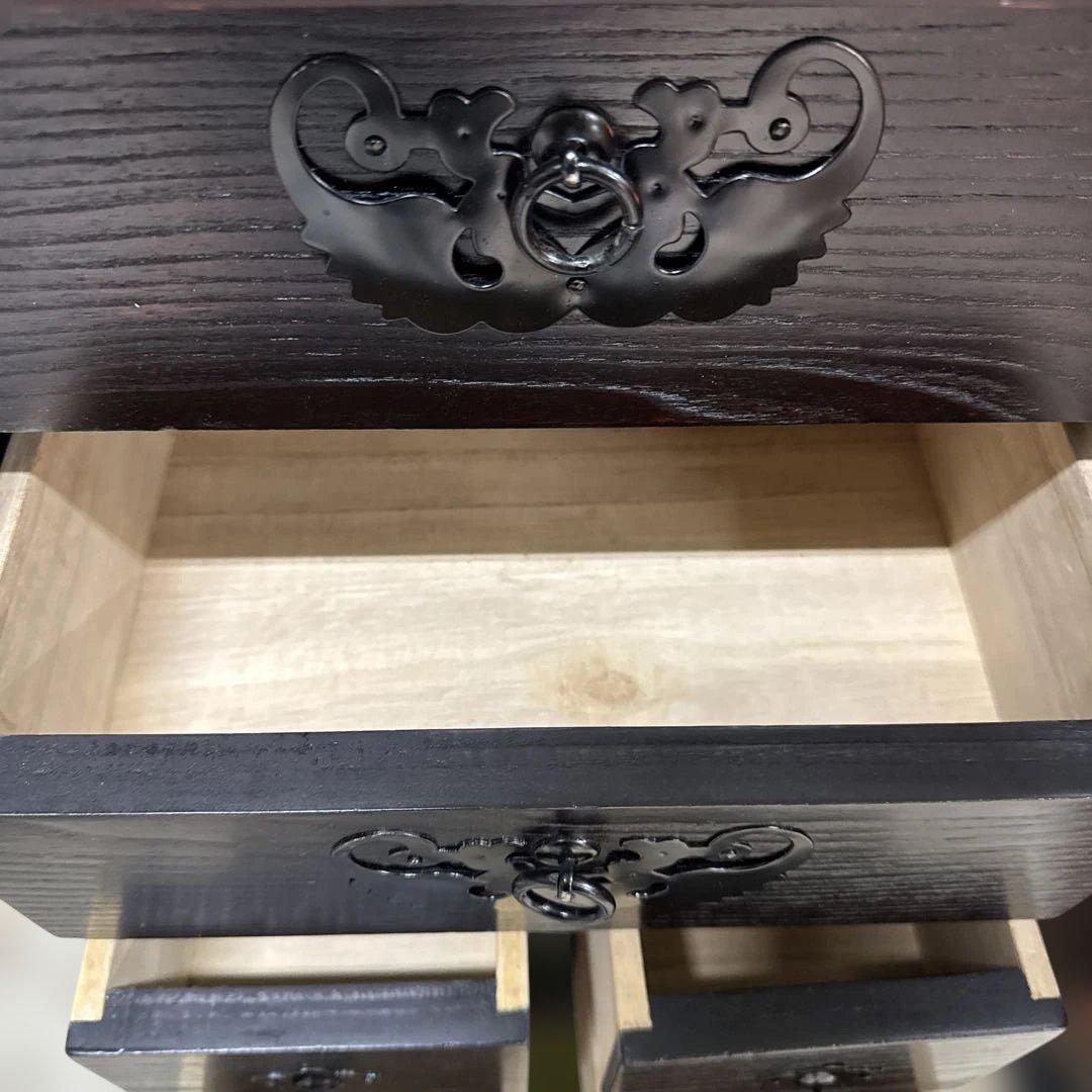 伝統的な黒い木製箪笥　アンティーク