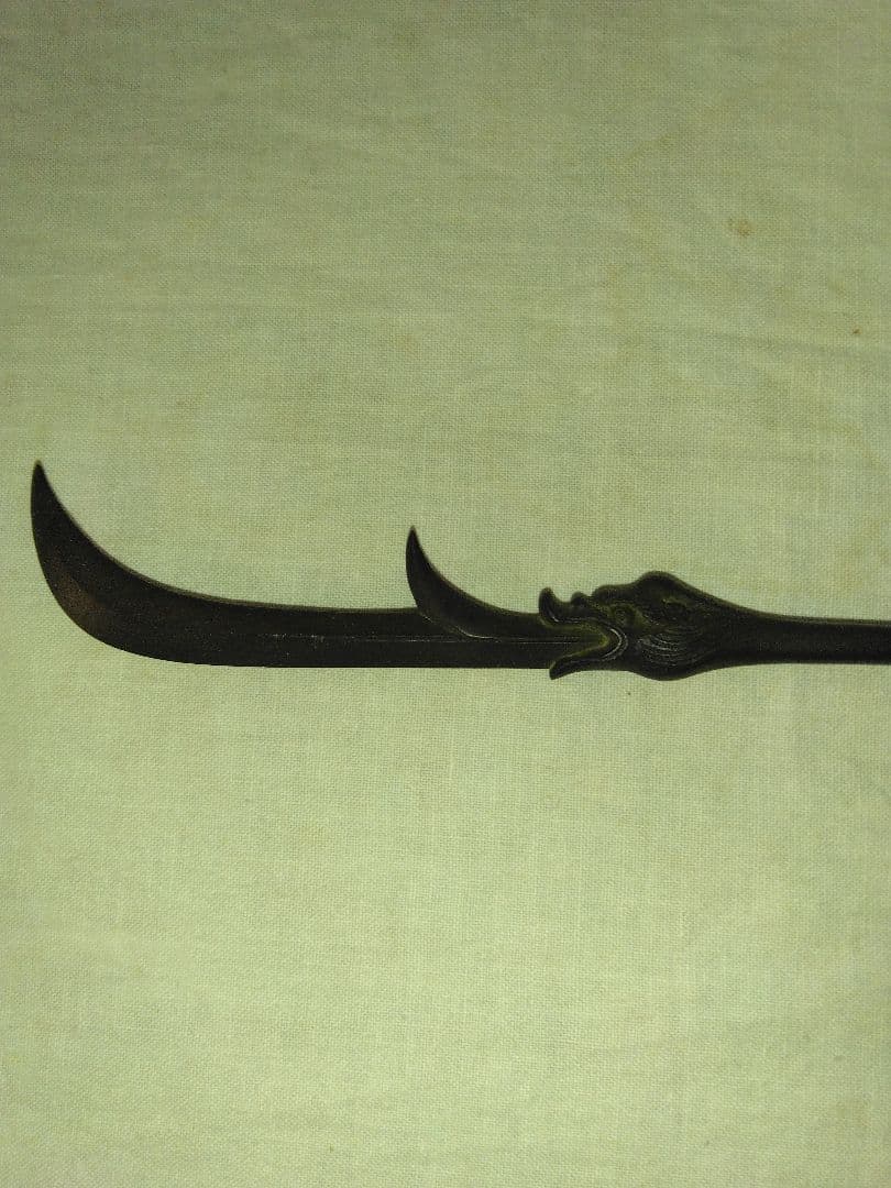 仏像又は四天王の持ち物？