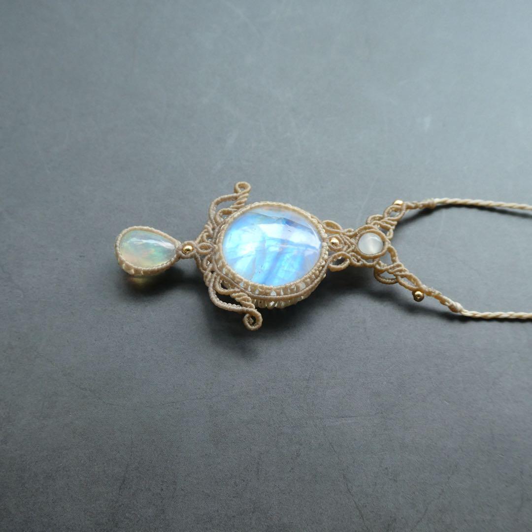 レインボームーンストーン・オパールのマクラメネックレス