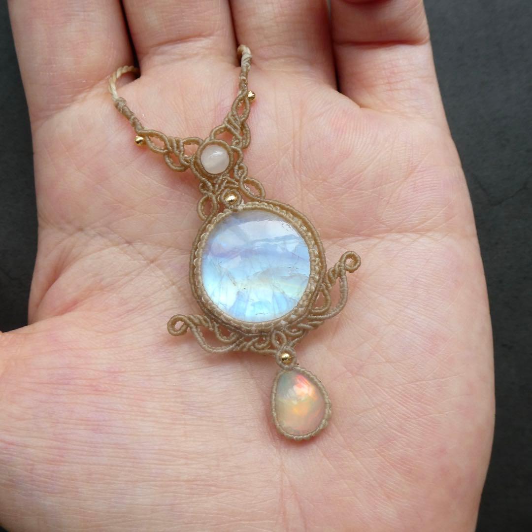 レインボームーンストーン・オパールのマクラメネックレス