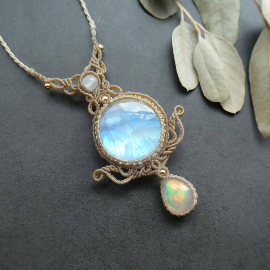 レインボームーンストーン・オパールのマクラメネックレス