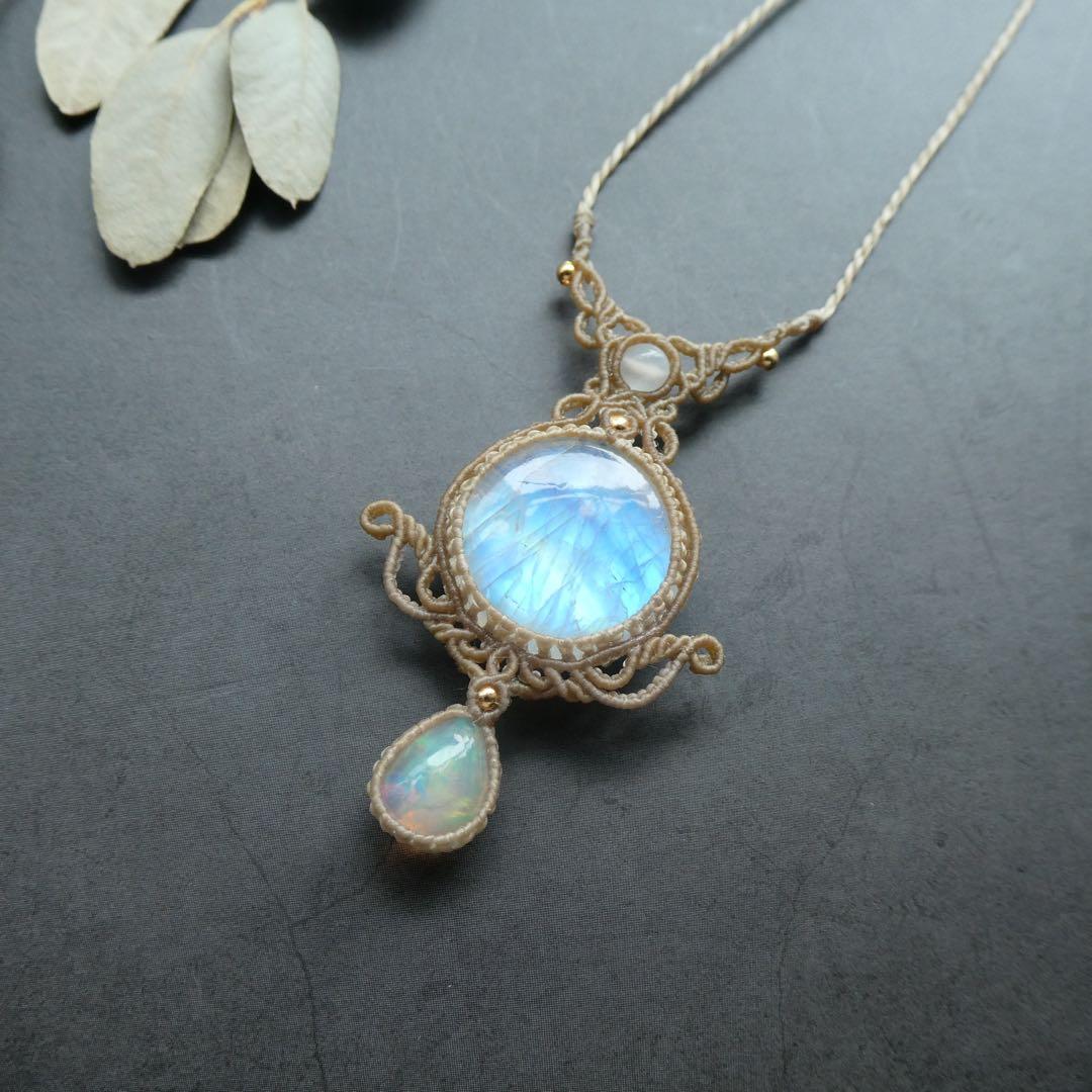 レインボームーンストーン・オパールのマクラメネックレス