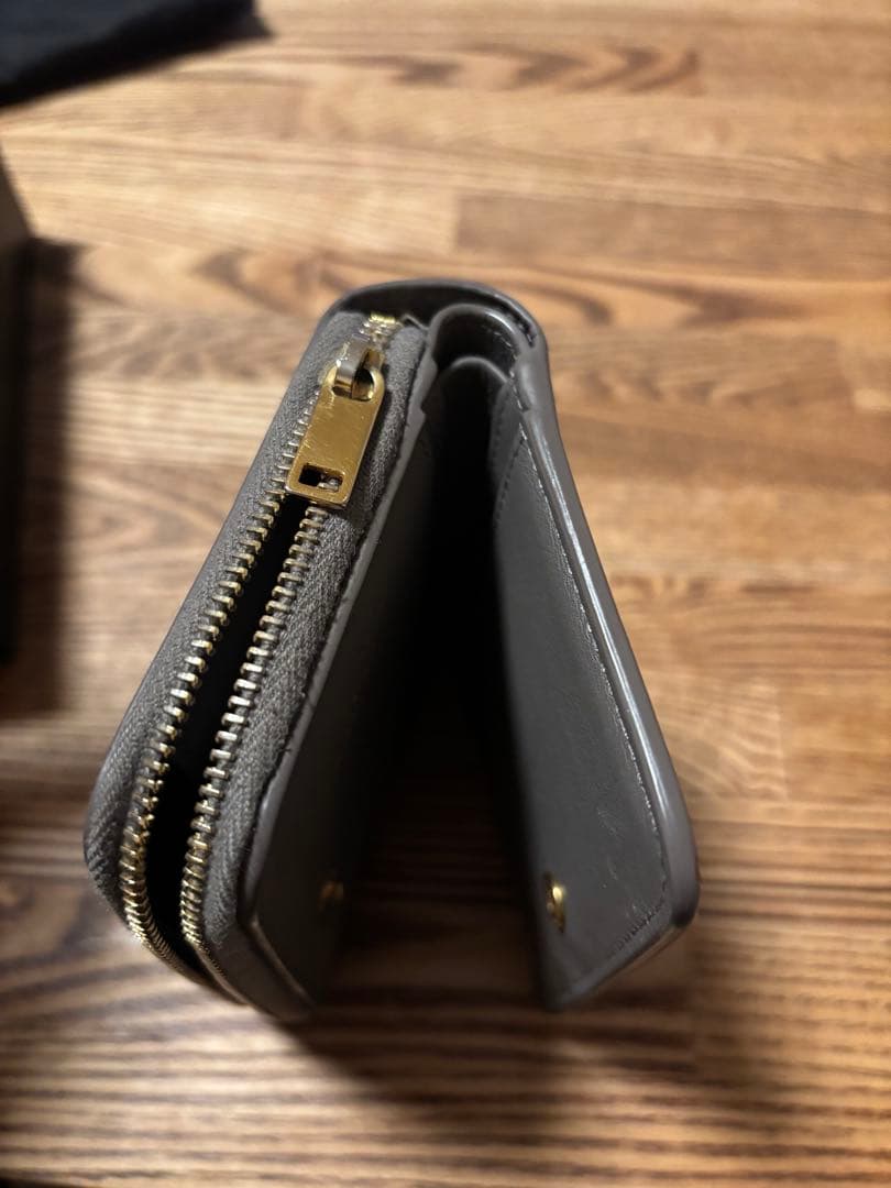 R*T様 サンローラン 財布 グレージュ