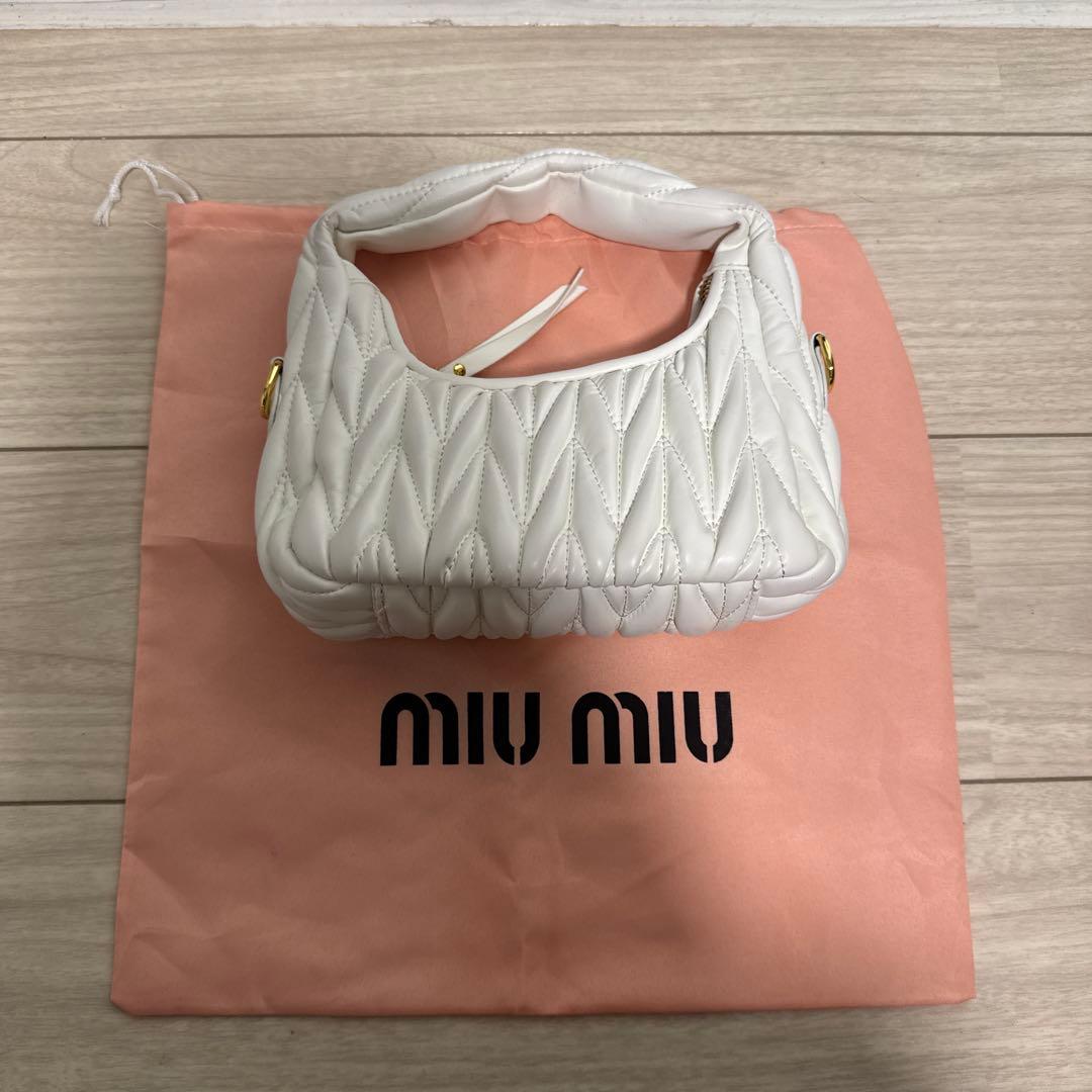 miu miu ホワイト ショルダーバッグ 保存袋付き