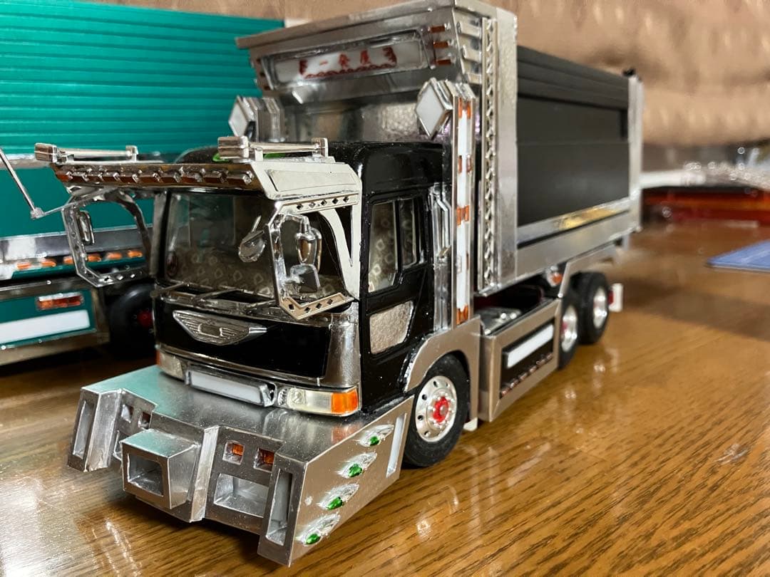 アオシマ　日野プロフィア　ダンプ　デコトラプラモデル