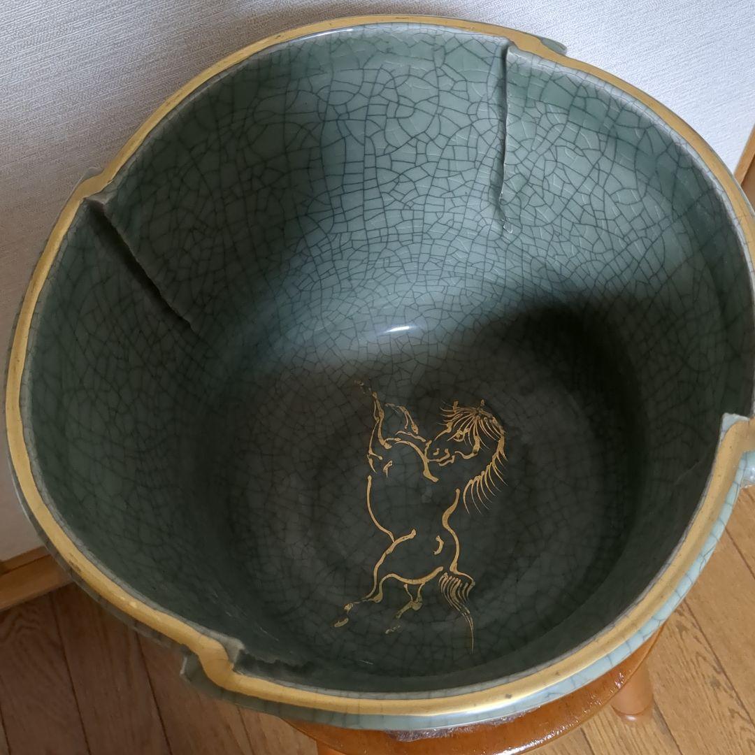 片手で持てない湯呑み　両手でもちょっと大変