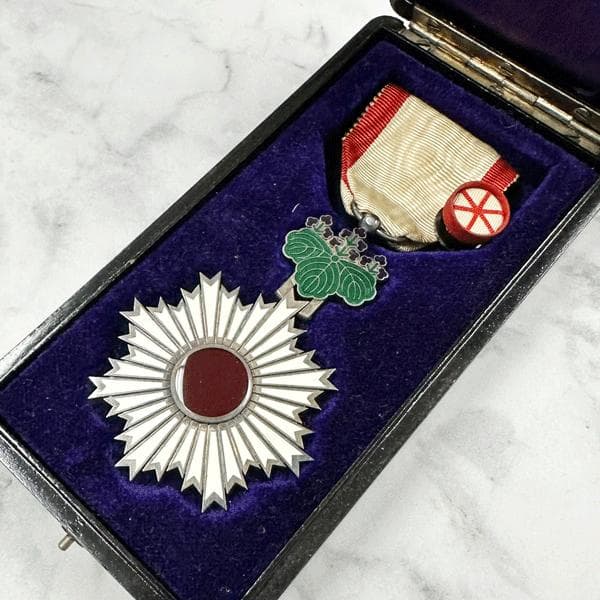 勲章　勲六等単光旭日章　共箱・略章付き