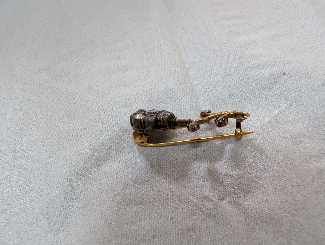 ジュエリー　ブローチ