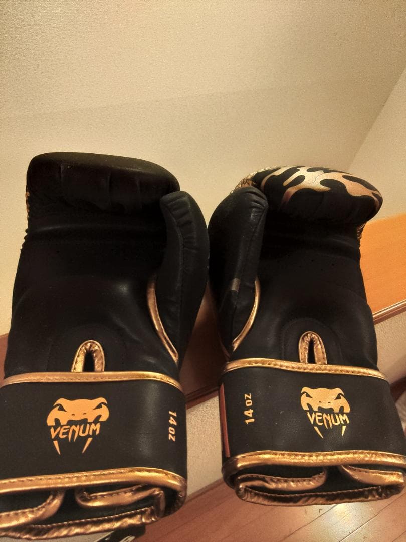 【14oz】 VENUM ボクシンググローブ 【ゴールド】
