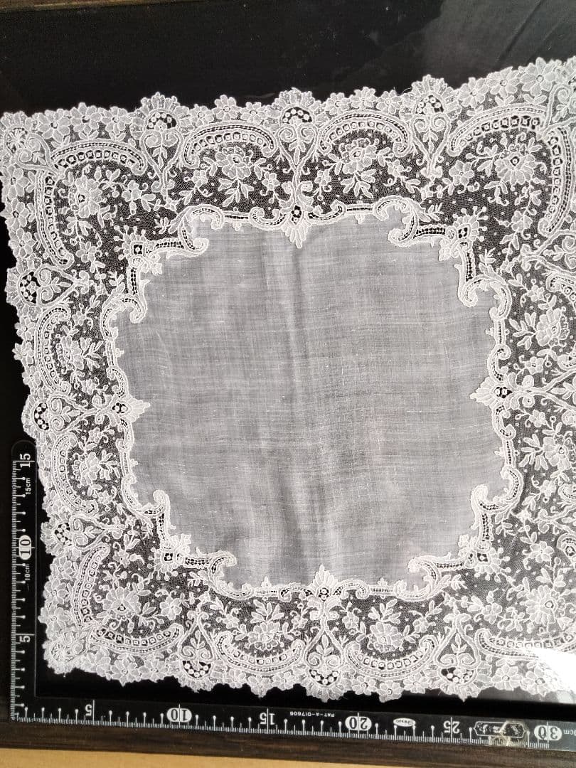 パリの骨董屋さんで購入の繊細なレ―スのハンカチ、アンティークコレクション