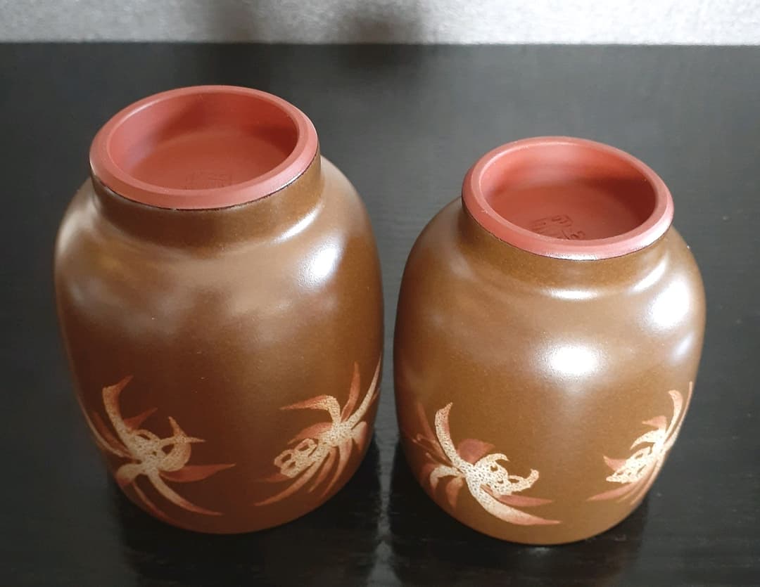 人間国宝　佐渡　無名異焼　【五代伊藤赤水】造　湯呑茶碗　大小　夫婦湯呑　共箱栞付