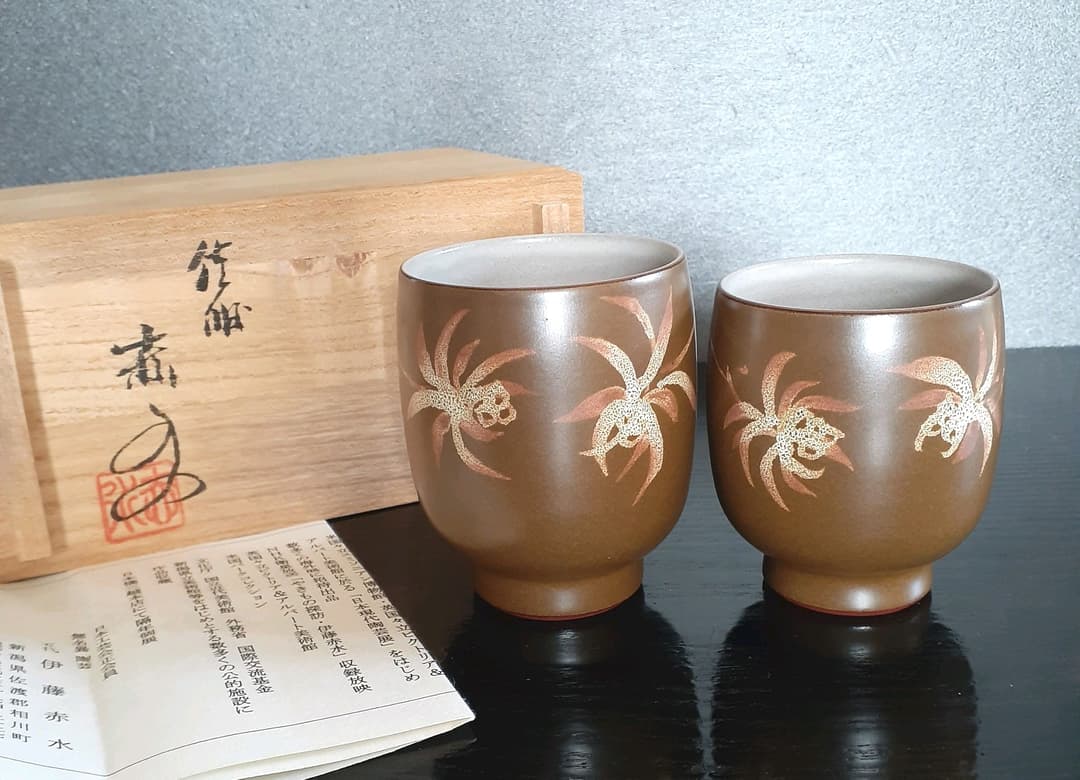 人間国宝　佐渡　無名異焼　【五代伊藤赤水】造　湯呑茶碗　大小　夫婦湯呑　共箱栞付