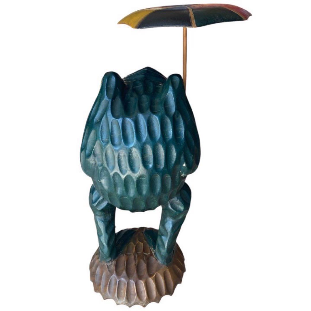 アジアン雑貨 特大の傘持ちカエルの木彫り　希少価値