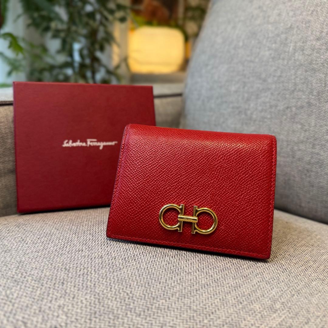 フェラガモ ガンチーニ コンパクトウォレット リップスティックレッド