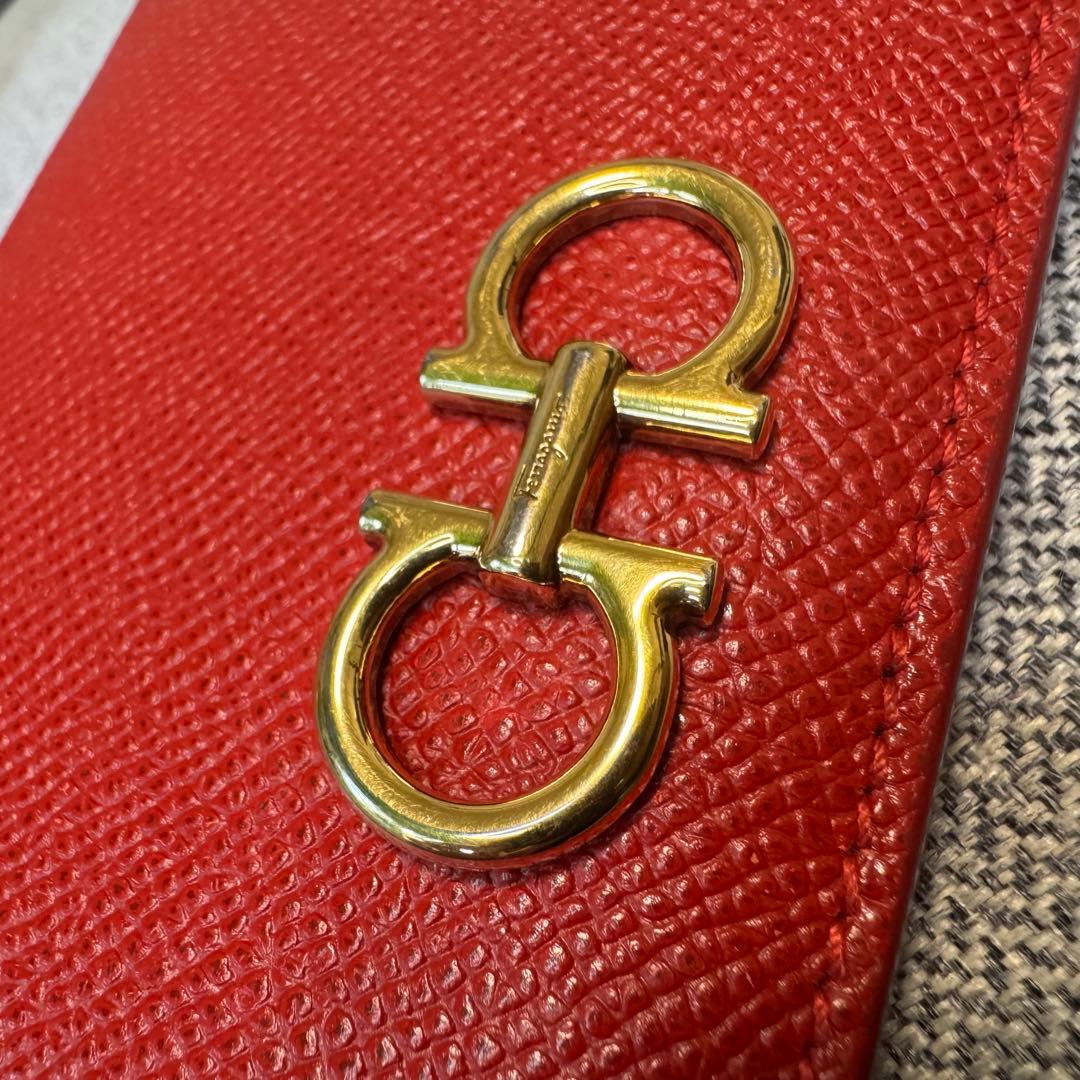 フェラガモ ガンチーニ コンパクトウォレット リップスティックレッド