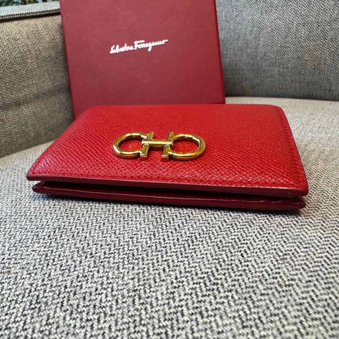 フェラガモ ガンチーニ コンパクトウォレット リップスティックレッド