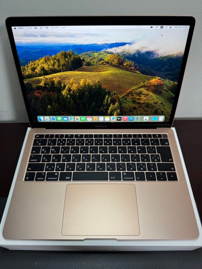 MacBook Air 2018、13インチ、ローズゴールド色。