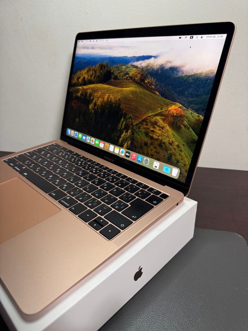 MacBook Air 2018、13インチ、ローズゴールド色。