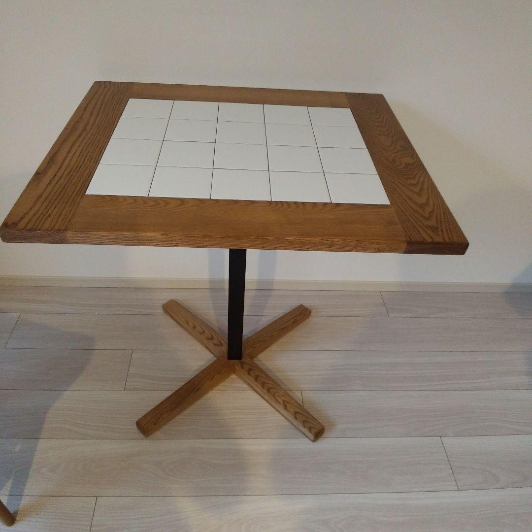 タイルデザインの木製ダイニングテーブル