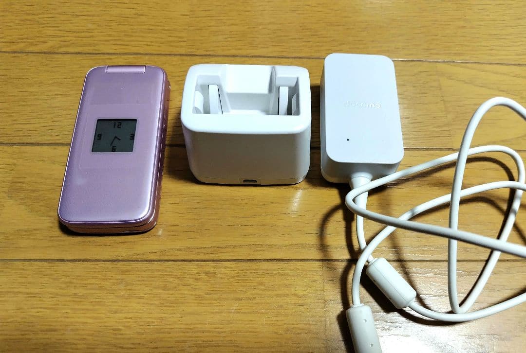 ドコモ　F-01M ガラケー　らくらくホン ピンク　純正卓上ホルダー付き