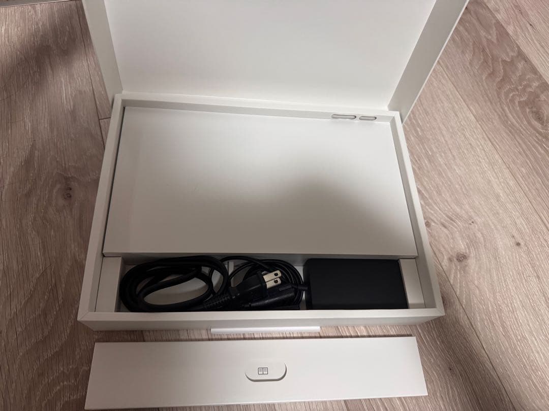 【美品】Surface Pro 第11世代 ZHX-00011 プラチナ