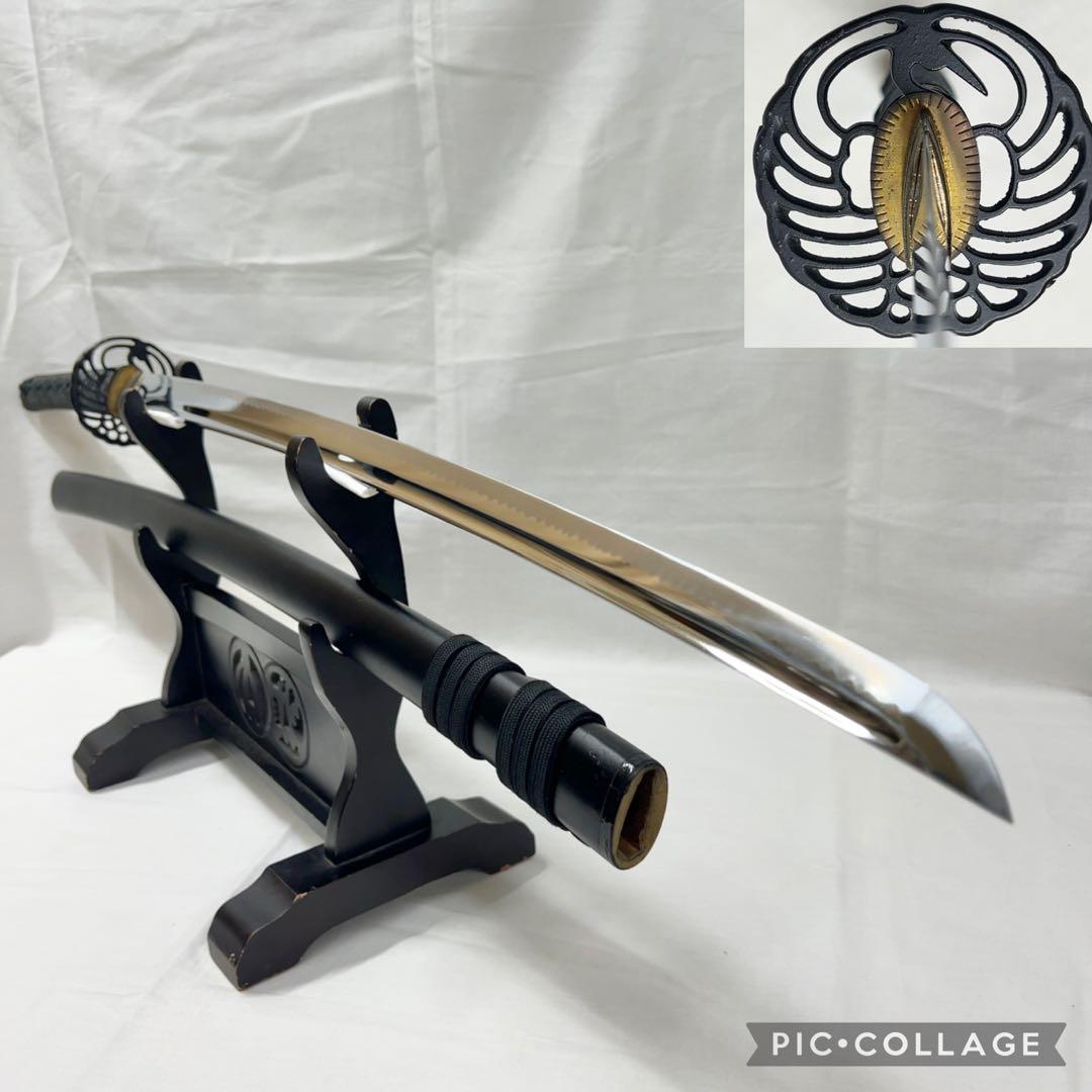 【模造刀】太刀 樋入り 鶴鍔 透かし 全長97.0センチ 黒鞘 互の目 刃紋