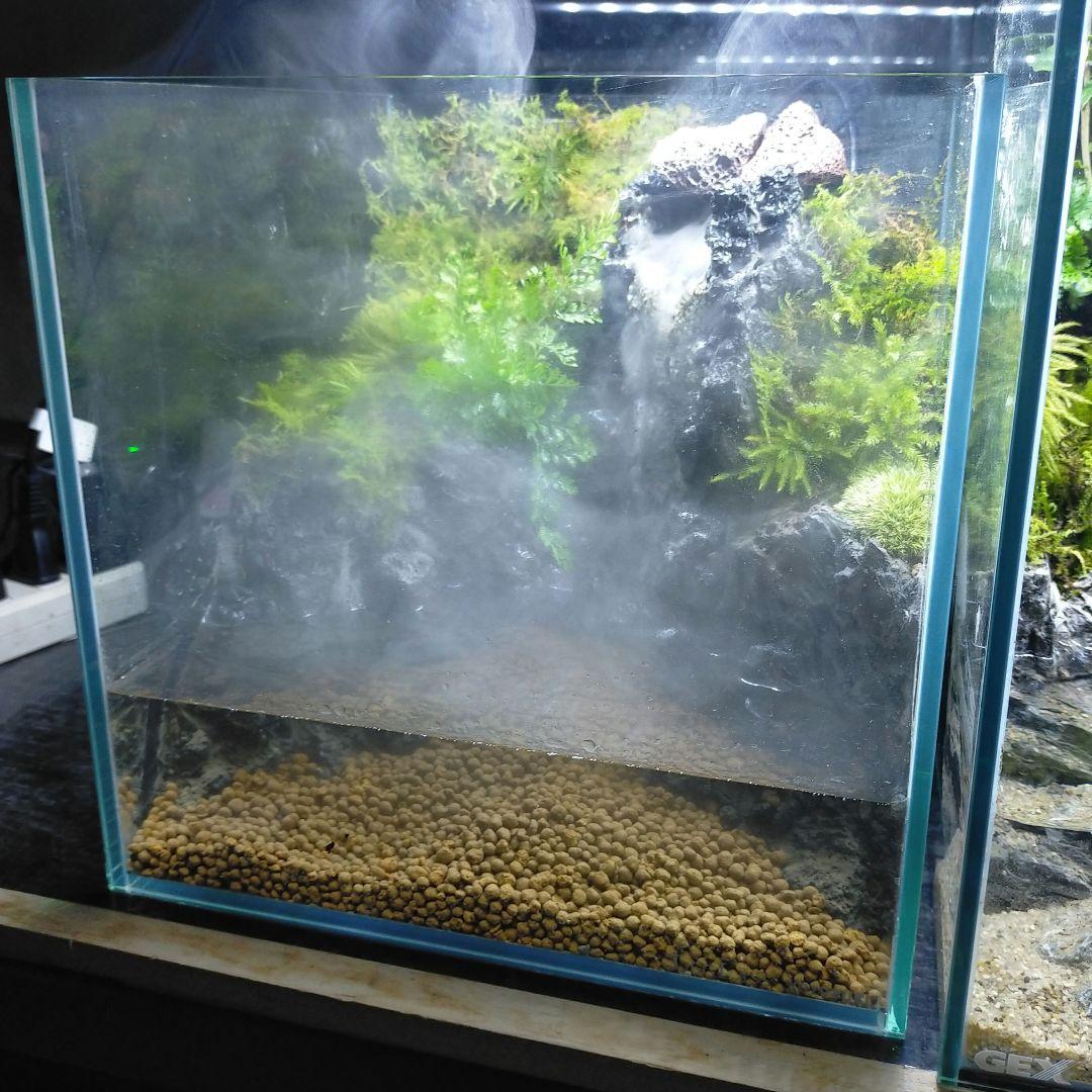 滝と霧の流れるアクアテラリウム　やすぞ〜