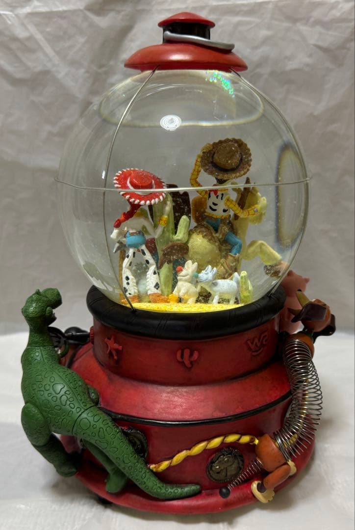 トイストーリー2 赤ランタン ライトアップ オルゴール付き スノーグローブ