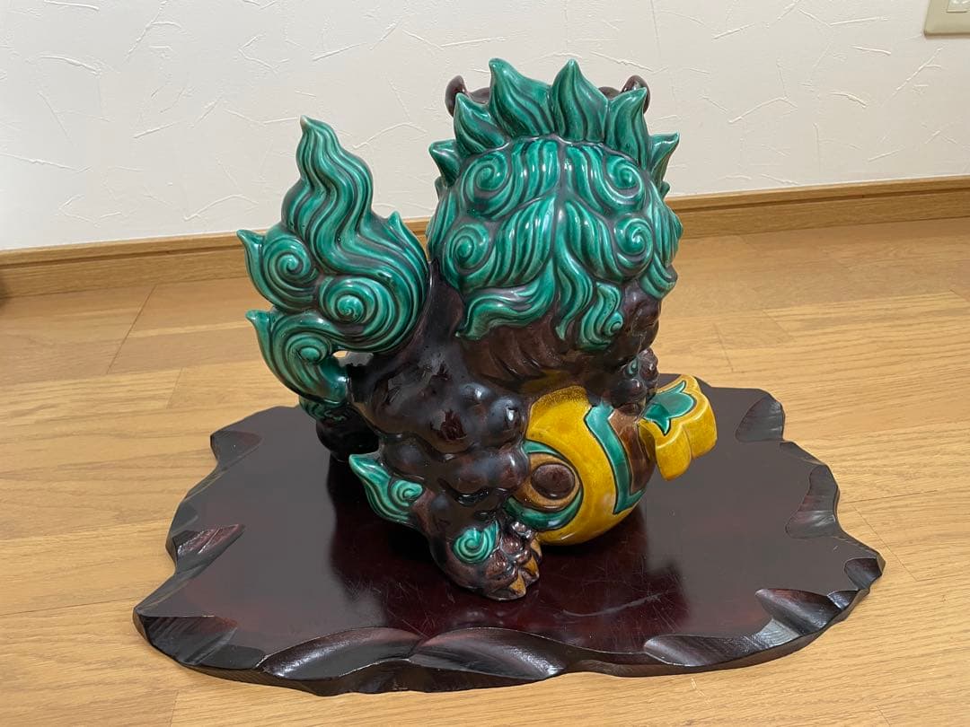 九谷焼　獅子　陶器　木製台座付き　小槌