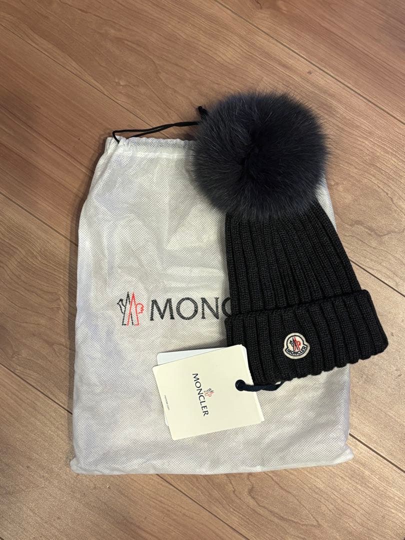 MONCLER チャコールグレーニット帽 ファー付き