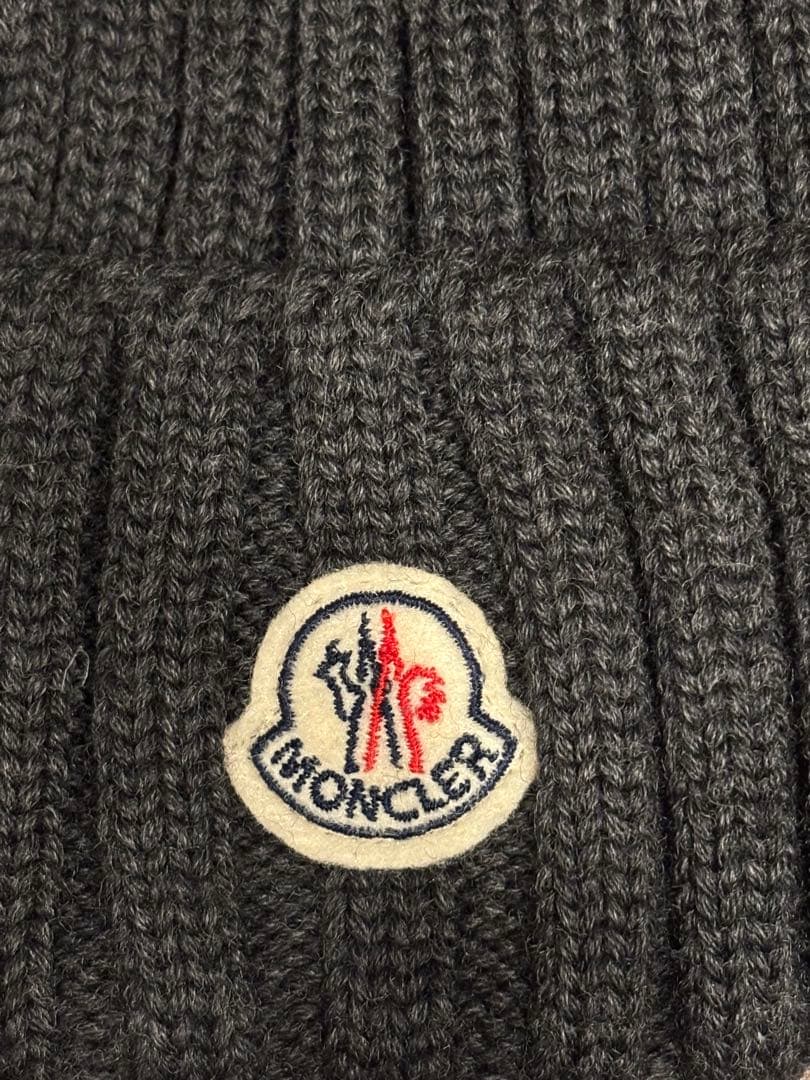 MONCLER チャコールグレーニット帽 ファー付き