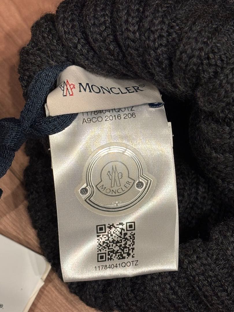 MONCLER チャコールグレーニット帽 ファー付き