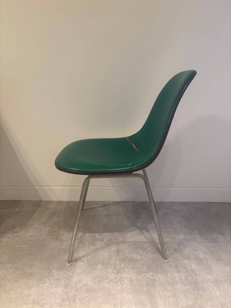 Herman Miller ヴィンテージ ファイバー　グリーン 割れエンボス ②