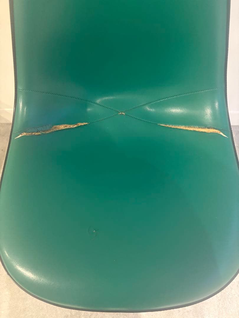 Herman Miller ヴィンテージ ファイバー　グリーン 割れエンボス ②