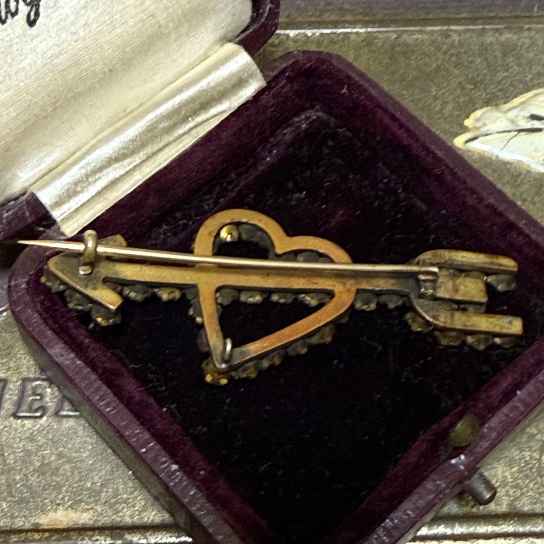 アンティーク　サフィレット&ペースト　キューピッドの矢　ブローチ