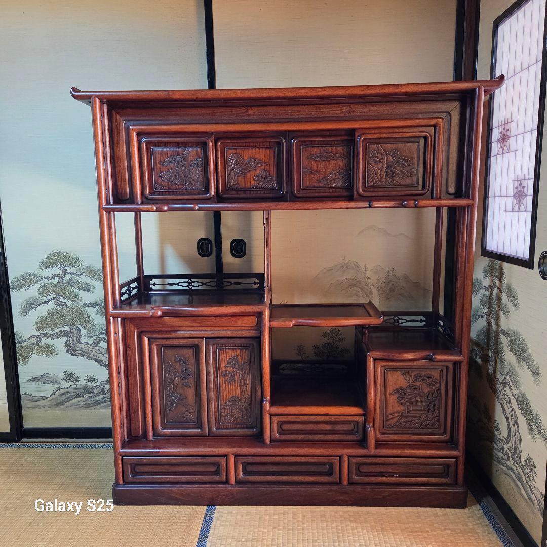 美しい彫刻の茶棚・飾り棚