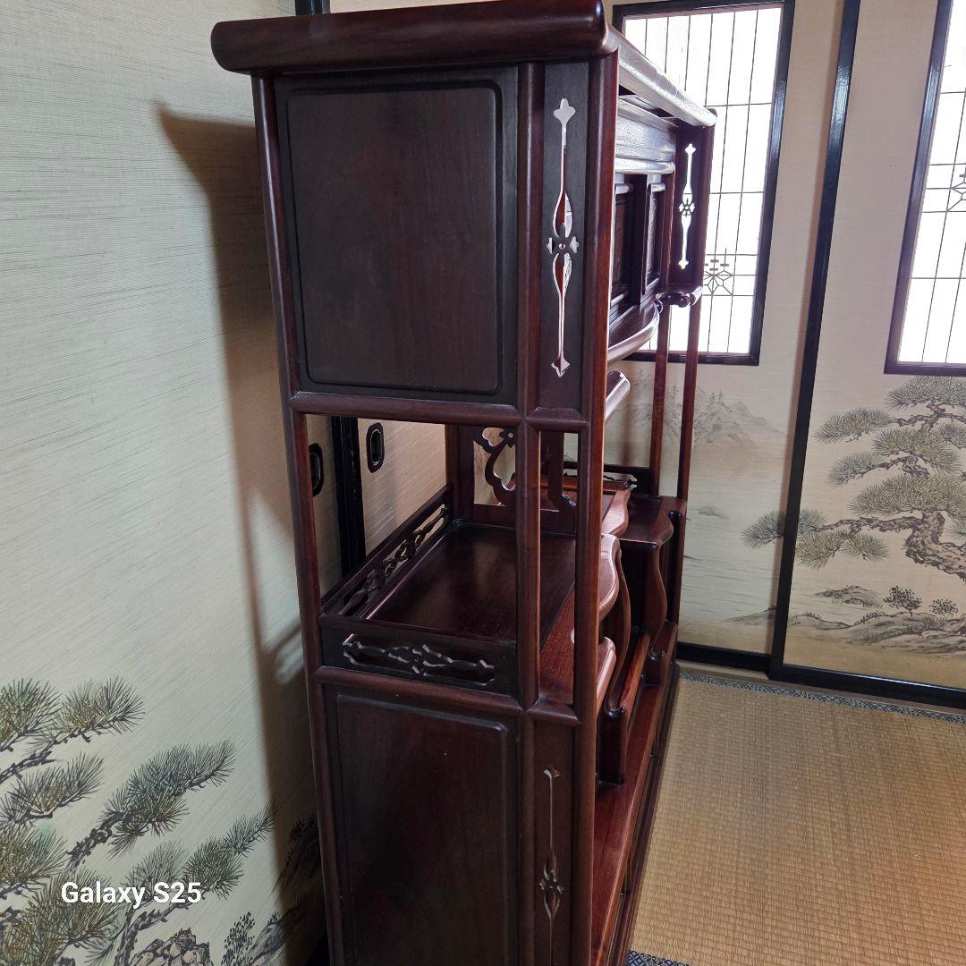 美しい彫刻の茶棚・飾り棚