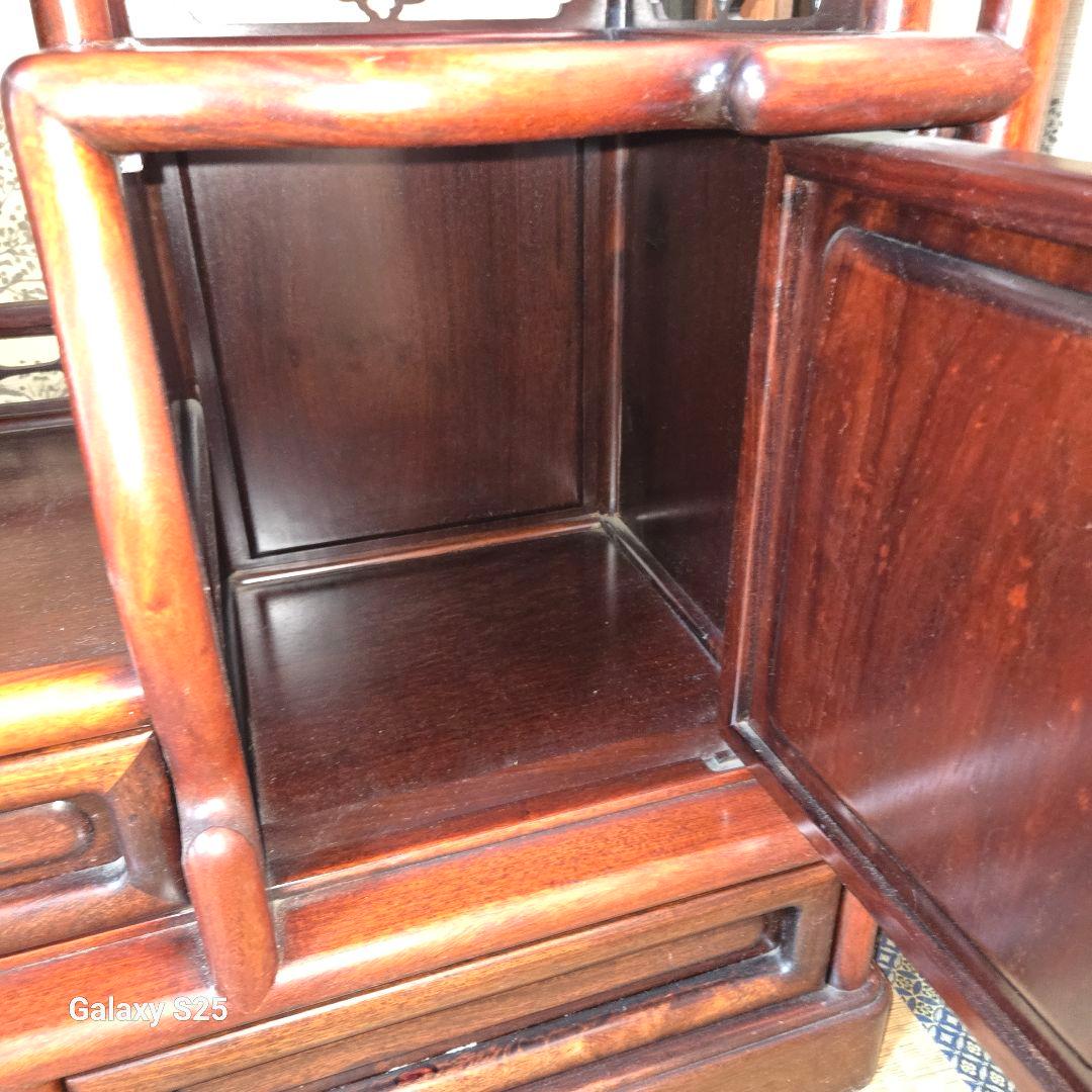 美しい彫刻の茶棚・飾り棚