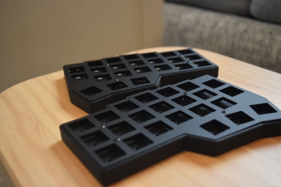 corne v4 cherry マットブラック　ベアボーン